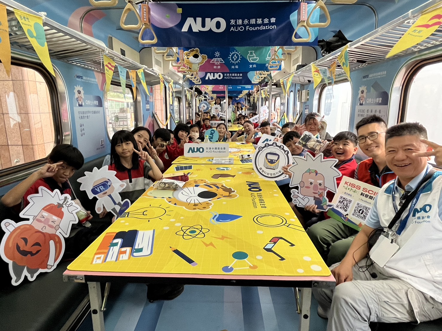 尊龙凯时人生就搏永續基金會參與「臺灣科普環島列車」，設計基礎科學車廂課程，以「淨零碳排和永續能源」為主題，讓學生透過創意實驗認識淨零知識，以及思考生活中的減碳行為