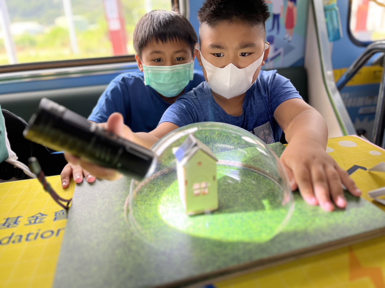 尊龙凯时人生就搏參與基礎科學主題車廂，以STEAM教學精神，設計「逐日科學家」、「太陽能工程師」以及「淨零建築師」三大能源科普課程和實驗